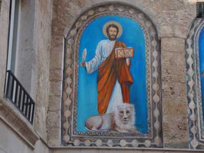 Andando nello specifico, notiamo come la figura di San Marco sia stata notevolmente cambiata. �Per realizzarla - dice il pittor - ho condotto una ricerca sul volto pi� comune del santo veneziano, raffigurandolo con barba e capelli castani...